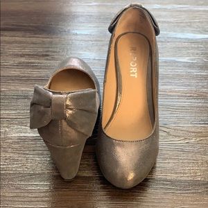 Report Metallic Bow Locklyn Wedges